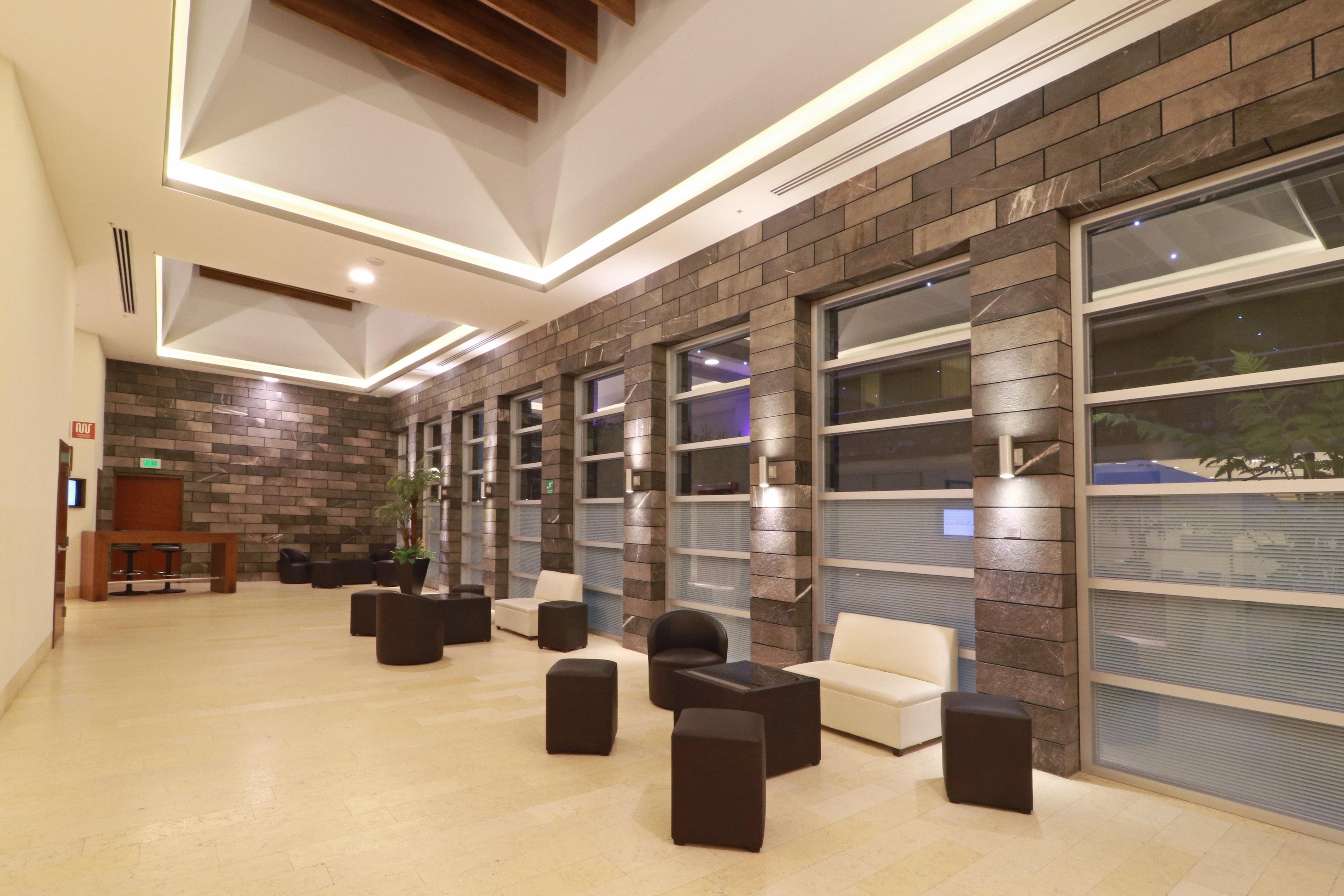 Holiday Inn & Suites Plaza Mayor By Ihg Leon Bagian luar foto