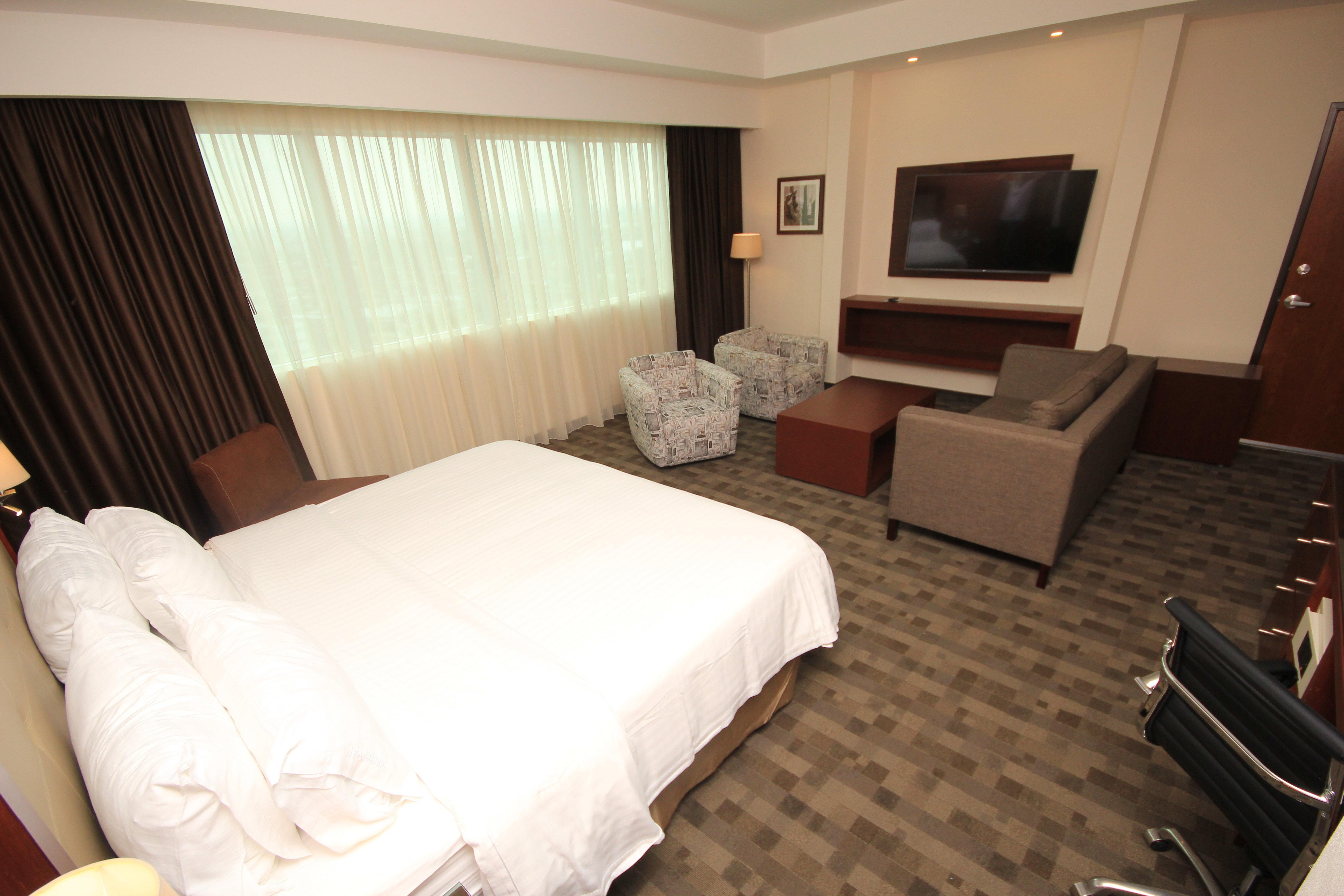 Holiday Inn & Suites Plaza Mayor By Ihg Leon Bagian luar foto
