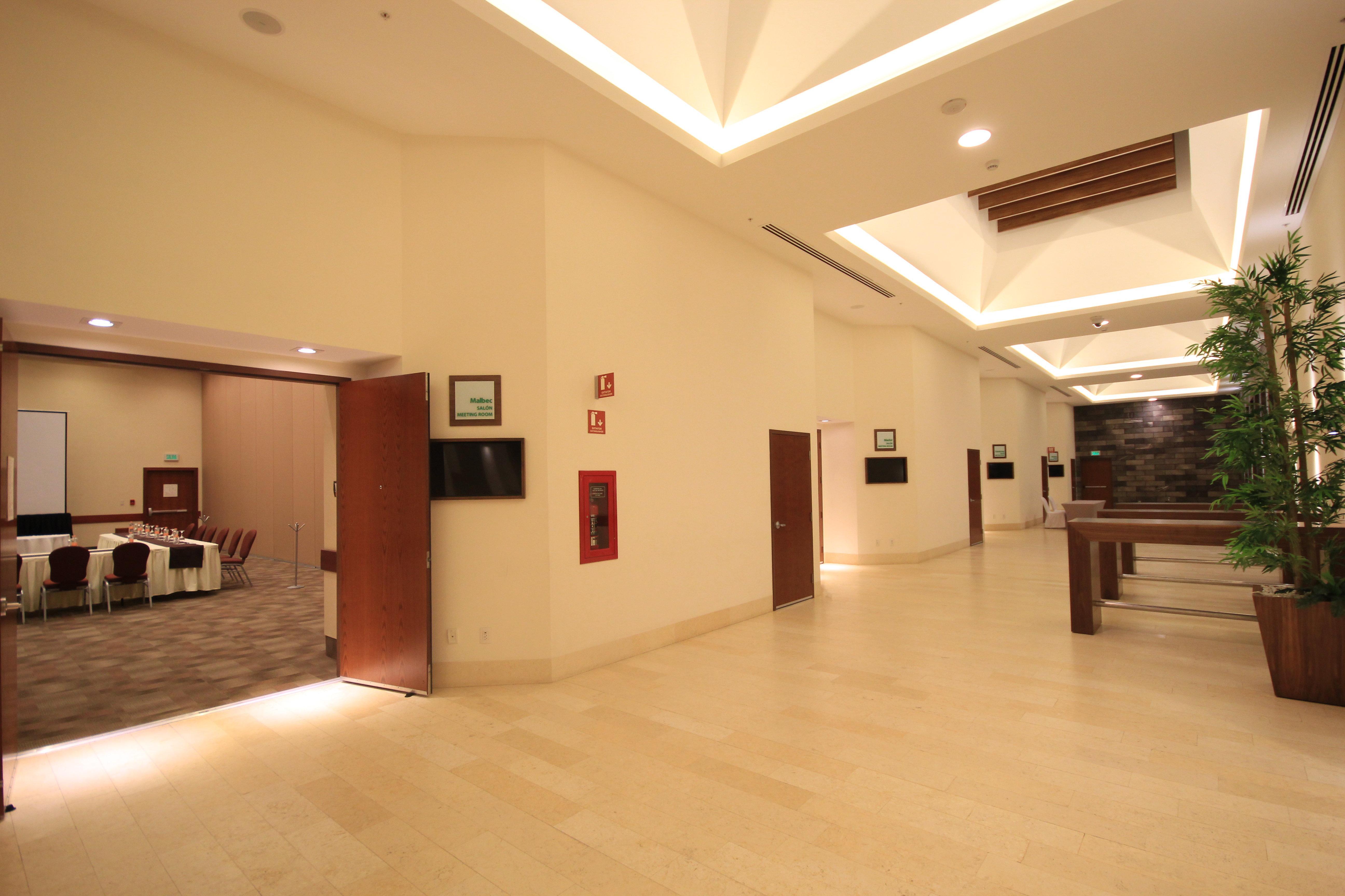 Holiday Inn & Suites Plaza Mayor By Ihg Leon Bagian luar foto