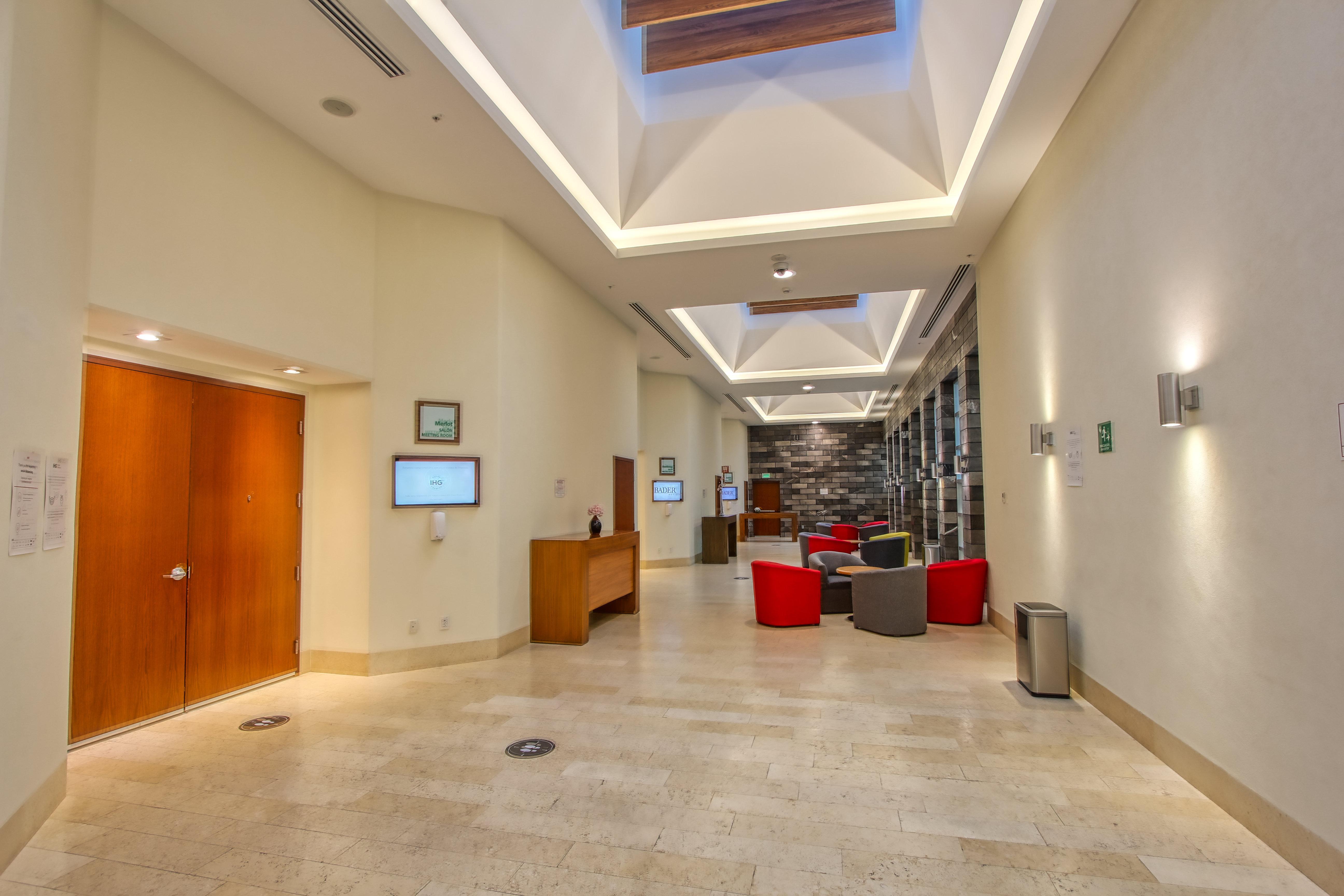 Holiday Inn & Suites Plaza Mayor By Ihg Leon Bagian luar foto