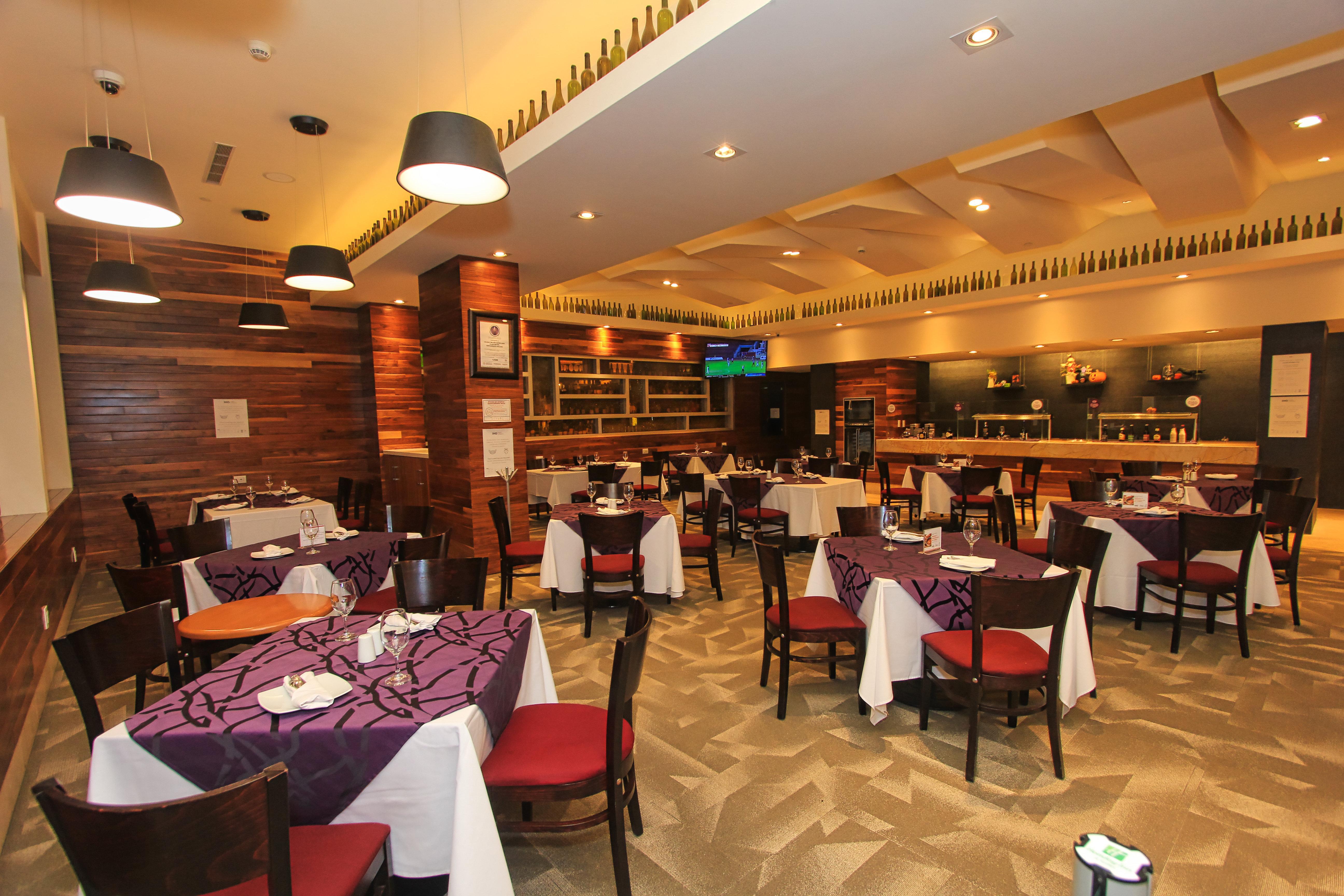 Holiday Inn & Suites Plaza Mayor By Ihg Leon Bagian luar foto