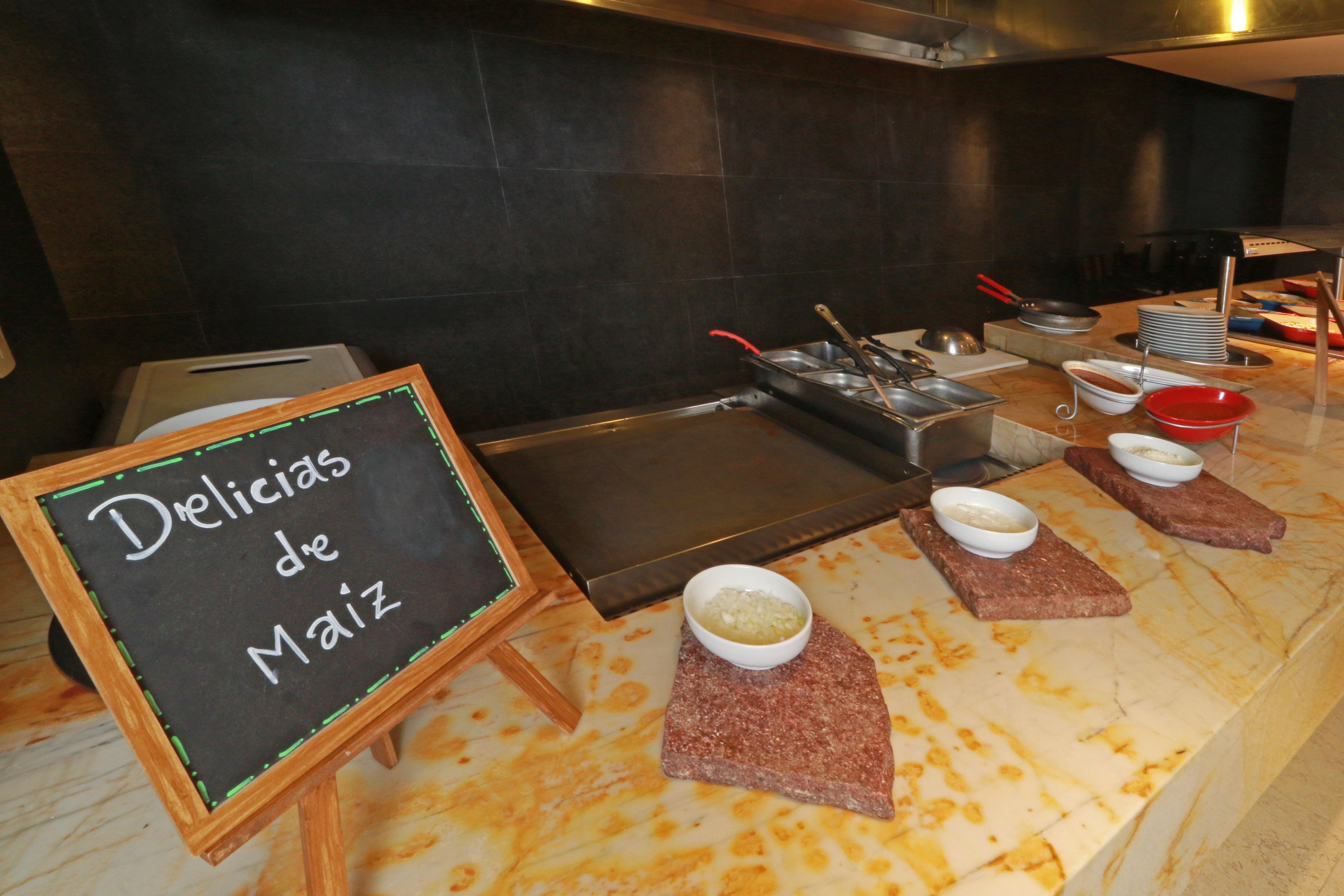 Holiday Inn & Suites Plaza Mayor By Ihg Leon Bagian luar foto