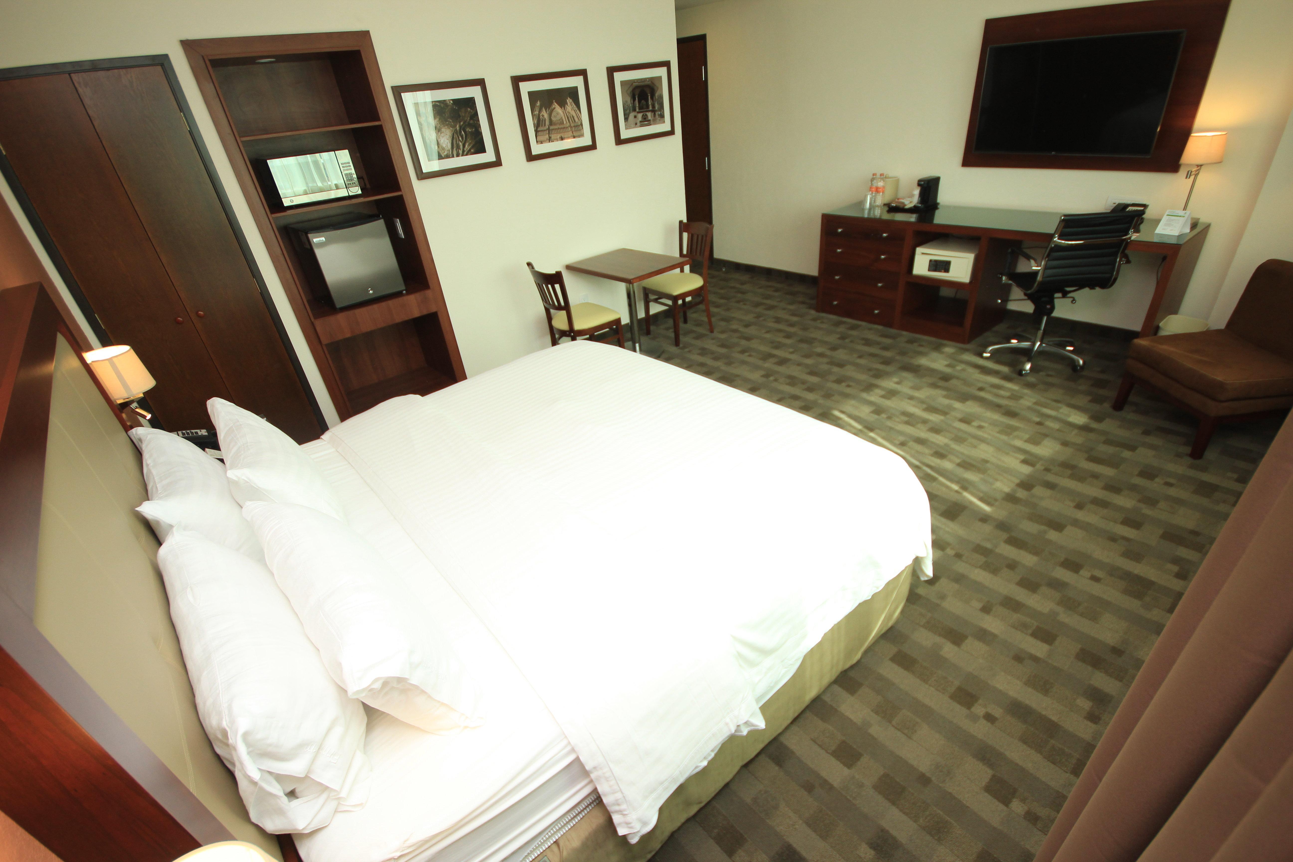 Holiday Inn & Suites Plaza Mayor By Ihg Leon Bagian luar foto