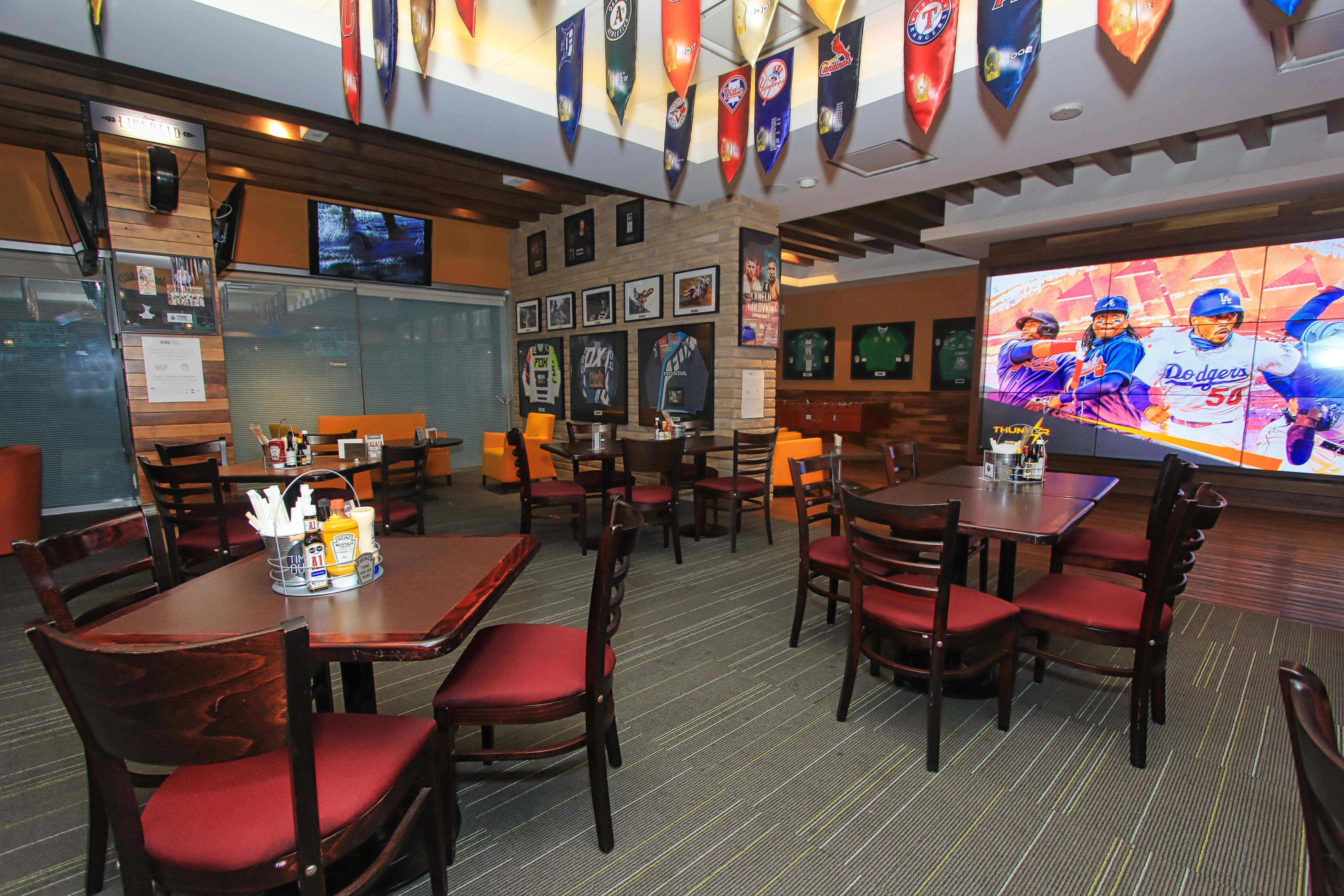 Holiday Inn & Suites Plaza Mayor By Ihg Leon Bagian luar foto