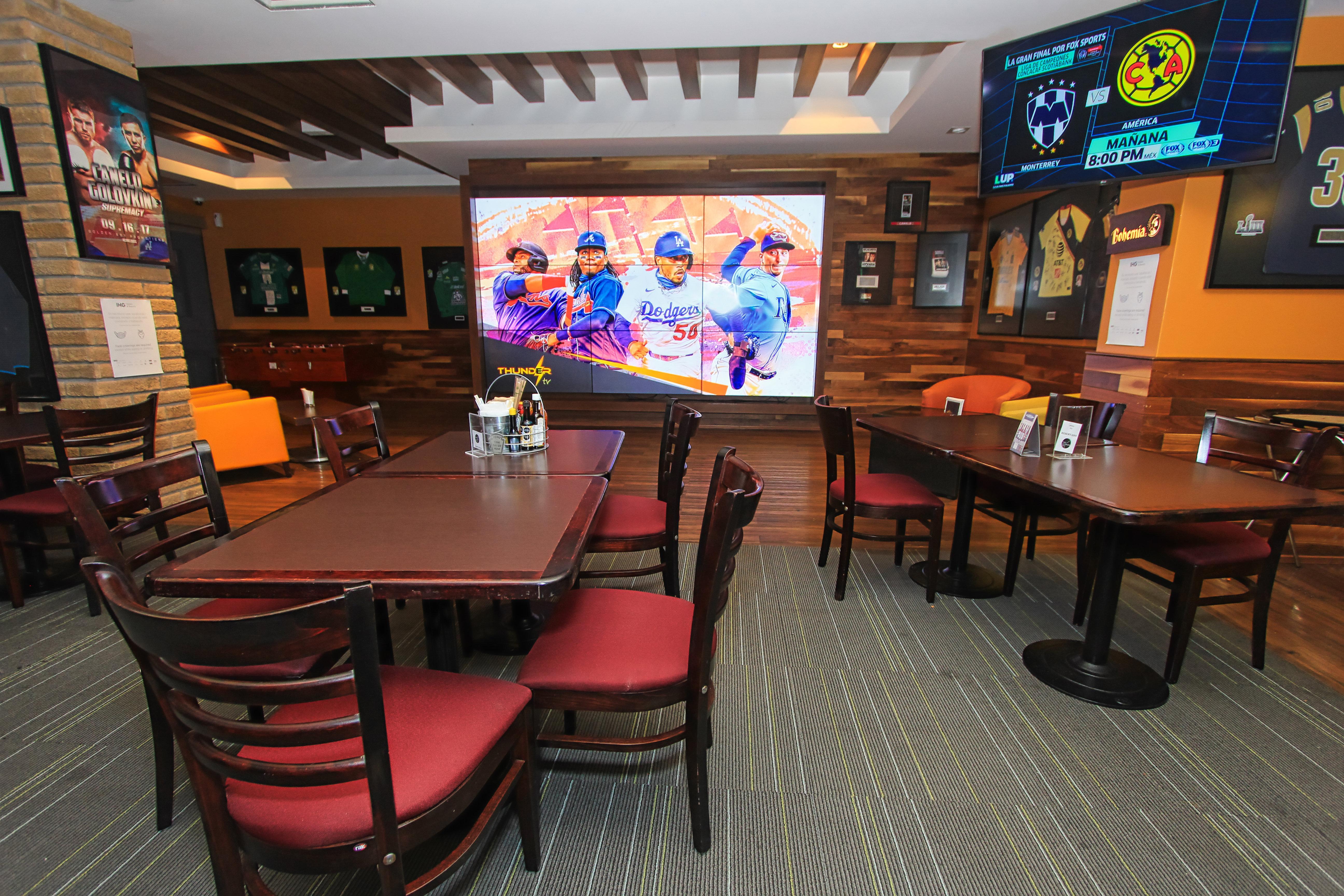 Holiday Inn & Suites Plaza Mayor By Ihg Leon Bagian luar foto
