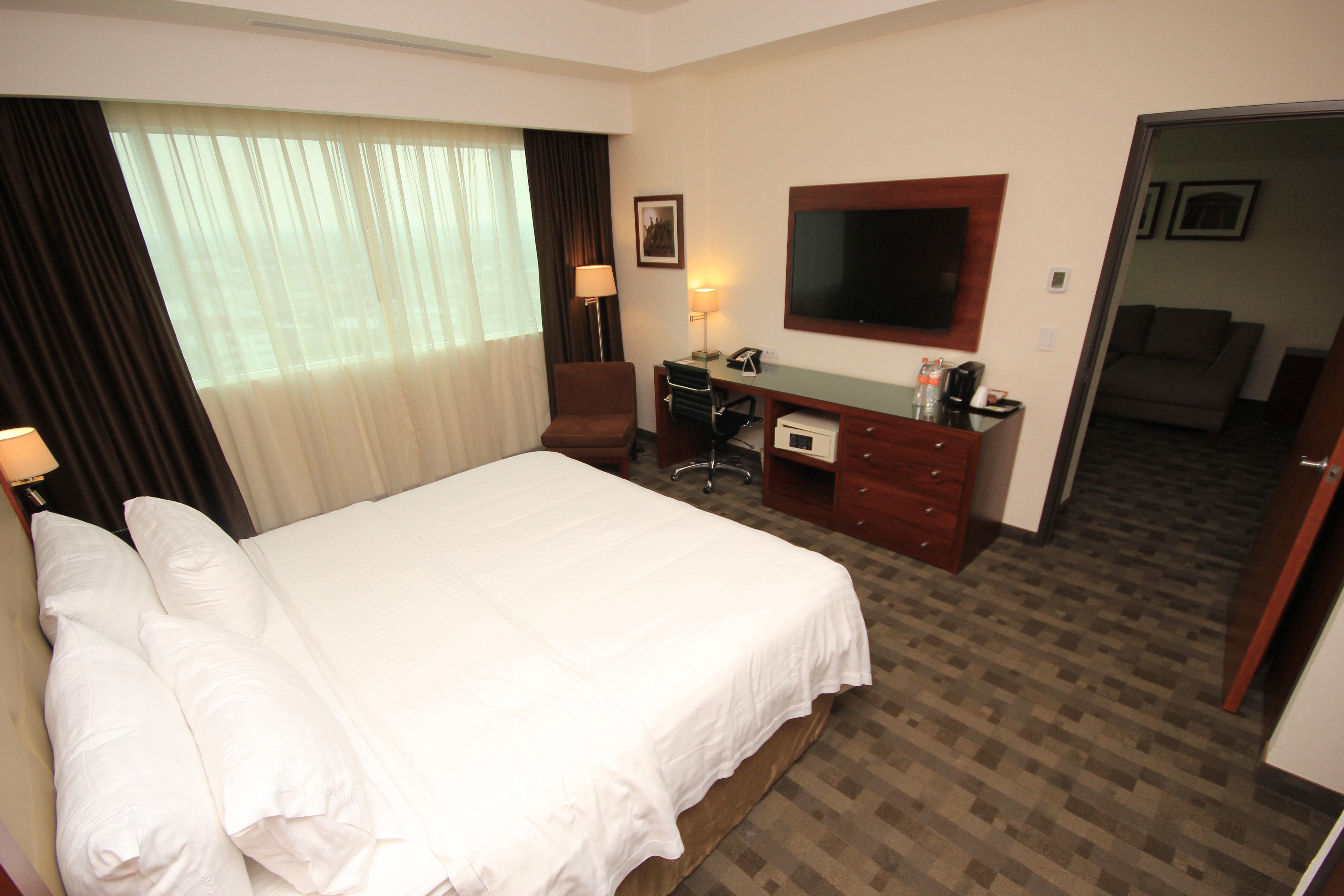 Holiday Inn & Suites Plaza Mayor By Ihg Leon Bagian luar foto