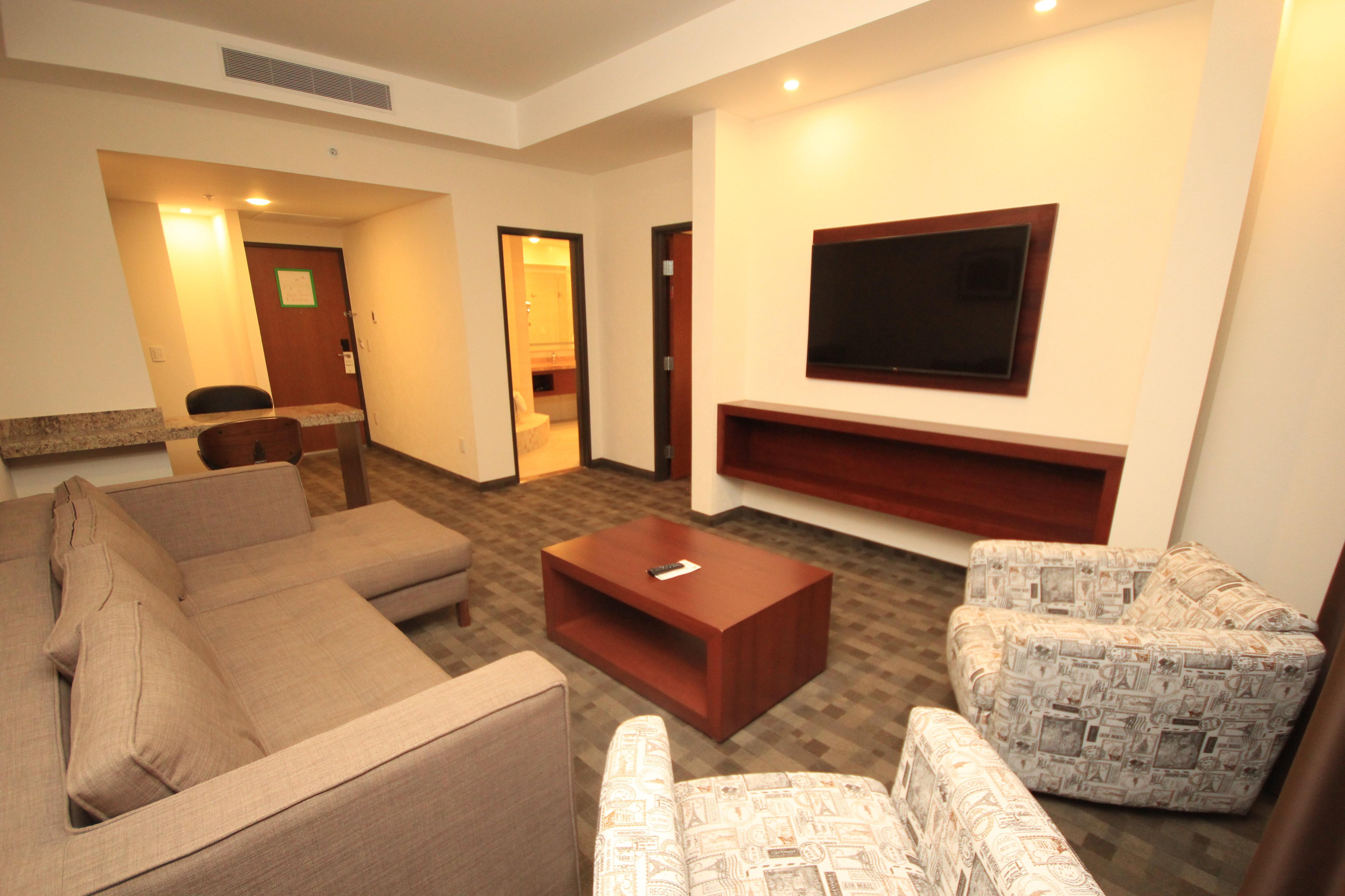 Holiday Inn & Suites Plaza Mayor By Ihg Leon Bagian luar foto